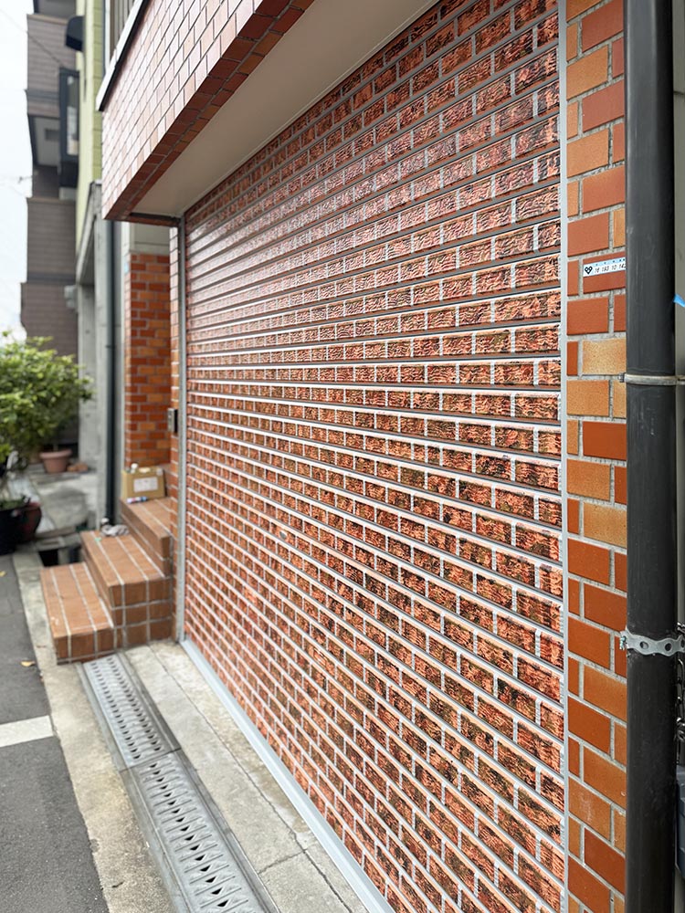 大阪市内の民泊物件の塗装リフォーム後のシャッター