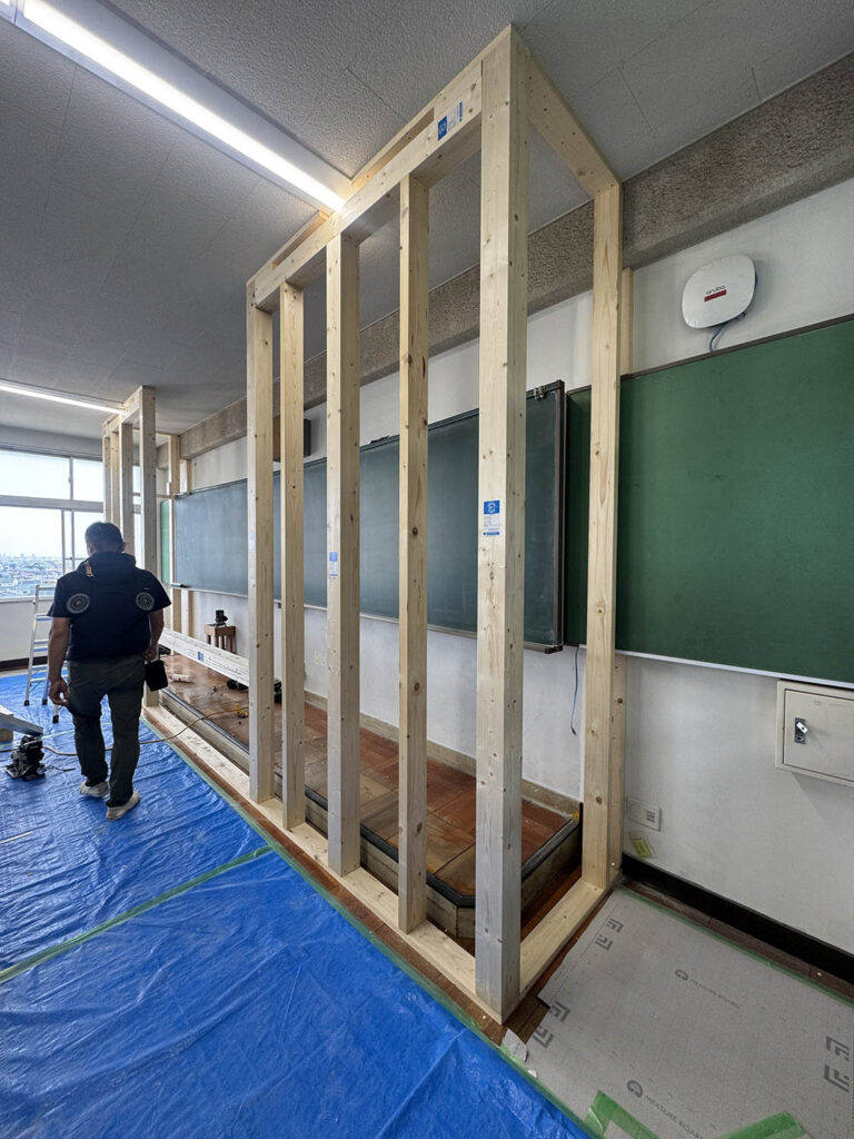 池田市　リフォーム店　高校の学習室　リノベーション　施行中